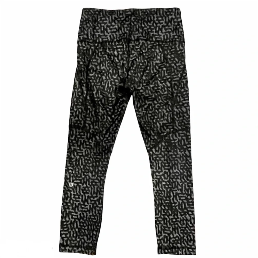Lululemon black & grey cropped workout leggings